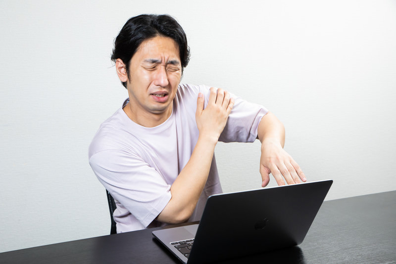 肩こりに悩む男性