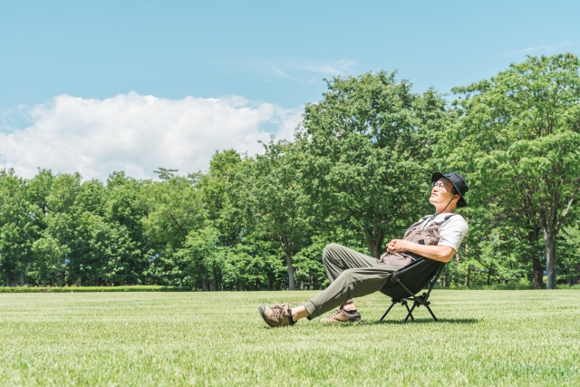 自然に囲まれてのんびりする男性