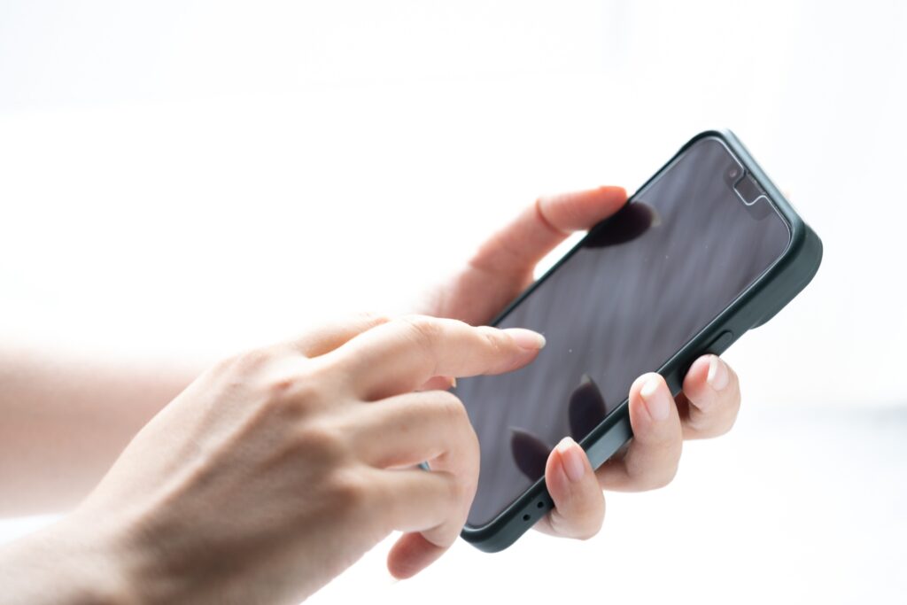 スマホを触る人