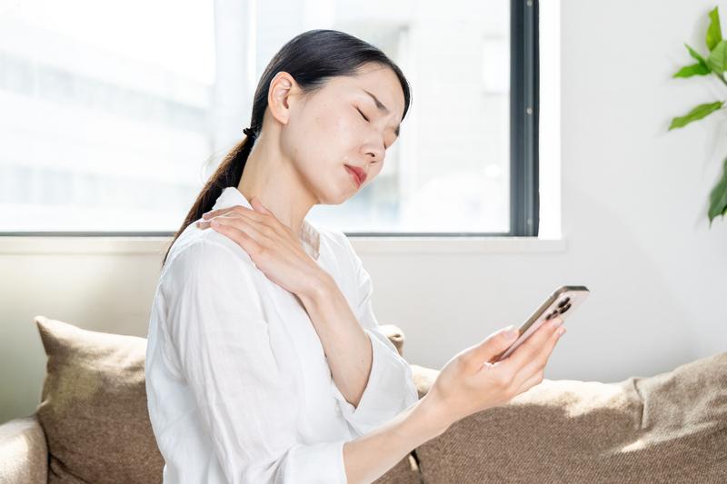 肩こりに悩む女性
